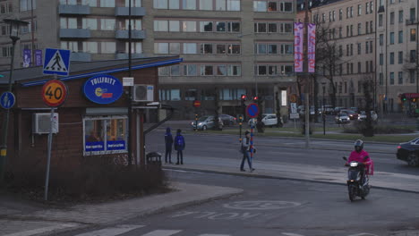 Grill-kiosk-Tullfritt,-Stockholm,-Roslagstull,-slow-motion,-handheld