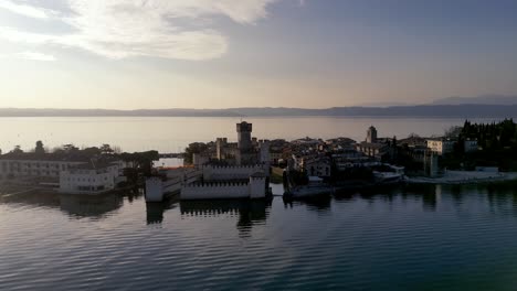 Vista-Aérea-Sirmione-Italia,-Península-Ciudad-Turística-En-El-Lago-De-Garda,-Entorno-Mediterráneo-Ciudad-Histórica-Con-Castillo