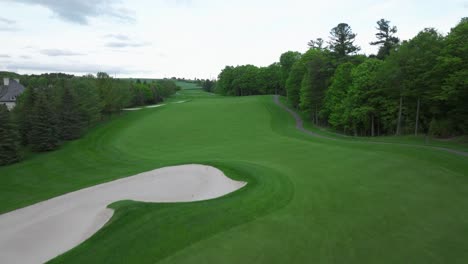 Campo-De-Golf-En-Aurora,-Ontario,-Canadá-En-Mayo,-Vuelo-Sobre-El-Suelo