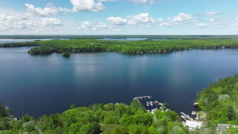 Lago-Muskoka-Con-Un-Pequeño-Puerto-Durante-El-Día-Soleado,-Ontario,-Canadá