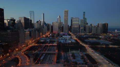 Vista-Aérea-Desde-La-Avenida-Michigan-Hasta-La-Calle-Del-Lago,-Anochecer-De-Invierno-En-Chicago,-Ee.uu.---Seguimiento,-Disparo-De-Drones