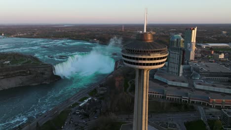 Niagarafälle-Von-Der-Kanadischen-Seite-Mit-Aussichtsturm-Während-Des-Sonnenuntergangs,-Drohne-Fliegt-Seitwärts