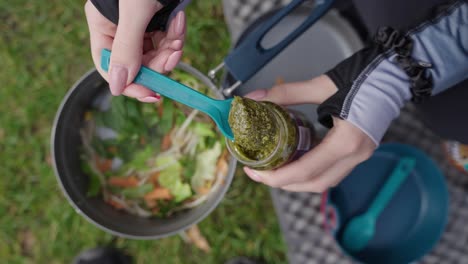 Condimentar-La-Comida-Cocinada-En-La-Cocina-De-Campo-En-La-Orilla-Del-Lago-Durante-Un-Día,-Preparación-De-Alimentos