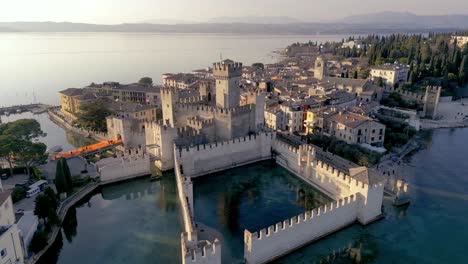 Luftbild-Sirmione-Italien,-Halbinsel-Ferienort-Am-Gardasee,-Mediterrane-Umgebung-Historische-Stadt-Mit-Schloss