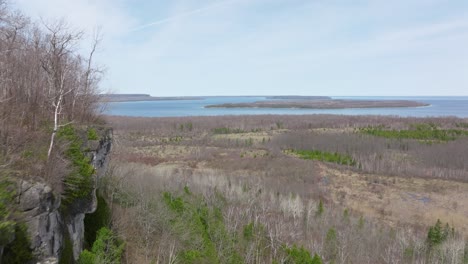 Klippen-Der-Bruce-Halbinsel,-Ontario,-Kanada-Im-Frühen-Frühling-Und-Lake-Huron,-Drohne