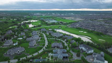 Golf-Quater-In-Aurora,-Ontario,-Kanada-Im-Mai,-Panoramablick-Auf-Die-Stadt-Von-Einem-Dron-Teil-1