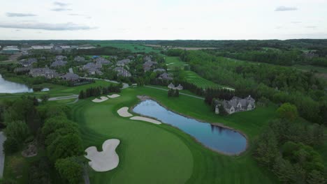 Club-De-Golf-Quater-En-Aurora,-Ontario,-Canadá-En-Mayo,-Vista-Panorámica-De-La-Ciudad-Desde-Un-Drone-Parte-2