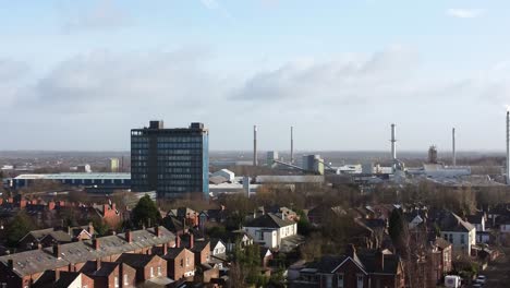 Luftbild-über-Parkbäume-Nach-Merseyside-Industrielles-Stadtbild-Mit-Blauem-Wolkenkratzer,-Merseyside,-England