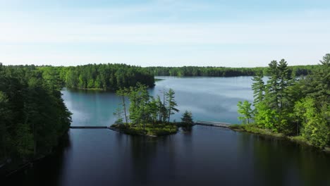 Hardy-lake-and-the-bridges-on-the-trail-in-the-central-part