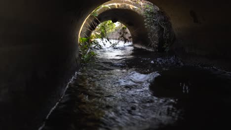 Agua-Que-Fluye-En-El-Túnel-De-Agua-Utilizado-En-El-Riego-De-Tierras-De-Cultivo