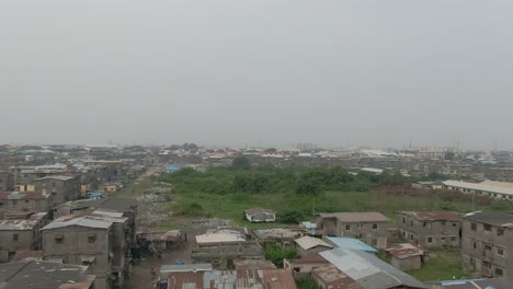Toma-Aérea-De-Jakande-Slum-En-Lekki,-Lagos,-Nigeria,-áfrica