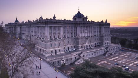 Königlicher-Palast-Von-Madrid-Bei-Sonnenuntergang,-Zeitraffer