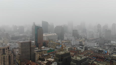 Geheimnisvolle,-Verlassene-Stadtatmosphäre-Der-Nebligen-Skyline-Von-Shanghai