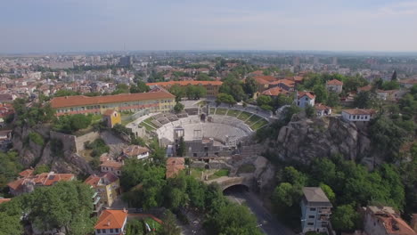Aerial-shot-approaching-an-ancient-amphitheater-in-Plovdiv,-Bulgaria