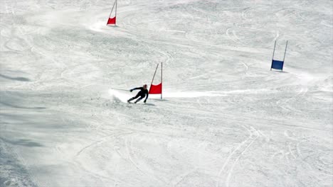 Downhill-skiing-in-slalom-competition