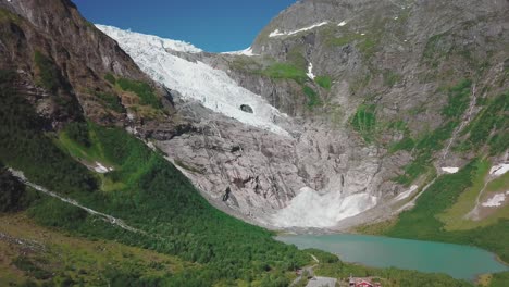 Nach-Unten-Geneigte-Drohnenaufnahme-Des-Bøyabreen-Gletschers-In-Norwegen-An-Einem-Sommertag-Pt