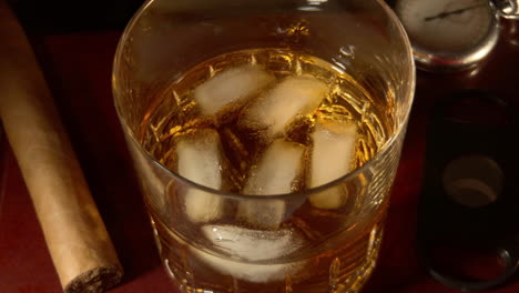 Glas-Whiskey-On-The-Rocks-Mit-Zigarre,-Zigarrenschneider-Und-Alter-Taschenuhr