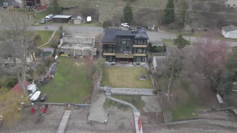 Eine-Luftaufnahme-Eines-Hauses-Mit-Blick-Auf-Einen-See