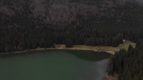 Vista-Aérea-Del-Lago-Sfanta-Ana-En-Rumania,-Lago-Volcánico-Con-Hermosas-Aguas-Verdes