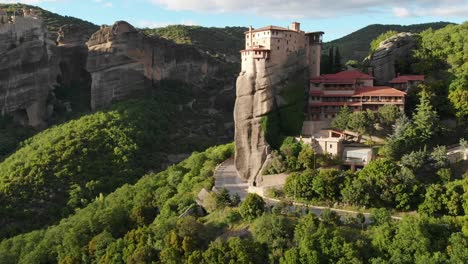 Monasterio-De-Roussanou-Meteora,-Kalabaka,-Grecia.-Aéreo
