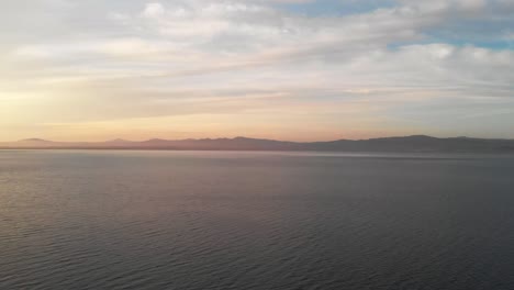 Wunderschöner-Sonnenuntergang-An-Der-Küste-Von-Chalkidiki,-Griechenland.-Antenne
