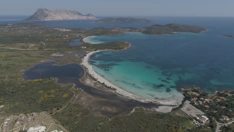 Wunderbare-Drohnenaufnahme-Eines-Leeren-Strandes-In-Sardinien