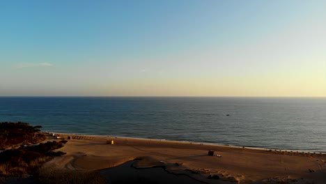 Luftaufnahme-Eines-Portugiesischen-Strandes-Bei-Sonnenuntergang