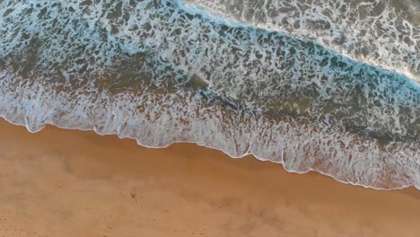 Wellen-An-Einem-Sandstrand-In-Portugal