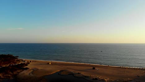 Luftaufnahme-Eines-Portugiesischen-Strandes-Bei-Sonnenuntergang