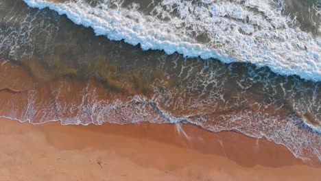 Welle,-Die-Am-Ufer-Der-Algarve-Zusammenbricht