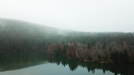 Drohnenvideo-Eines-Nebligen-Sees-In-Deutschland-In-4k