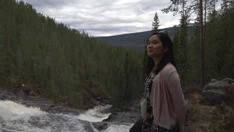 Mädchen,-Das-Wasserfall-In-Norwegen-Betrachtet