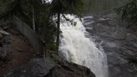 Großer-Dramatischer-Wasserfall-Im-Wald.-Zeitlupe