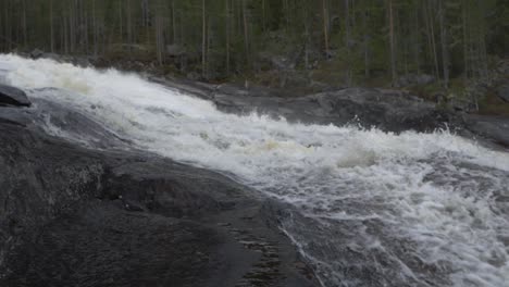 Cascada-río-Loco-En-Noruega.-Camara-Lenta