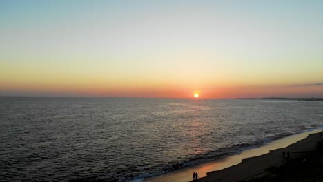Luftaufnahme-Des-Sonnenuntergangs-über-Dem-Küstenhorizont-Der-Algarve