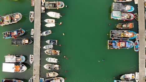 Fischerboote-Vor-Anker-Im-Dock-In-Portugal