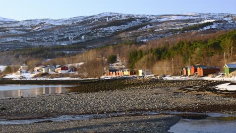 Kleine-Fischerhütten-Am-Strand-In-Der-Nähe-Des-Dorfes-In-Der-Nordnorwegischen-Küstenregion