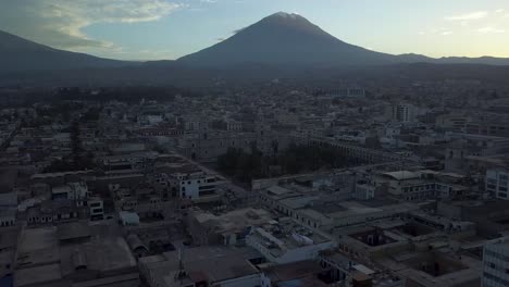 Toma-Aérea-4k-De-Arequipa,-Perú