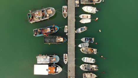 Linie-Von-Fischerbooten,-Die-Auf-Einem-Dock-In-Der-Algarve-Festgemacht-Sind