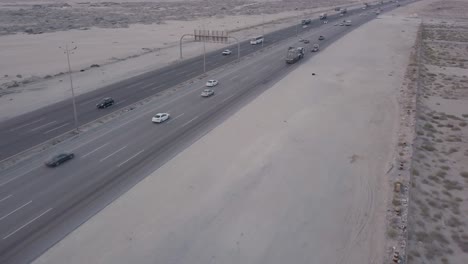 Luftaufnahmen-Des-Straßenverkehrs-In-Der-Wüste
