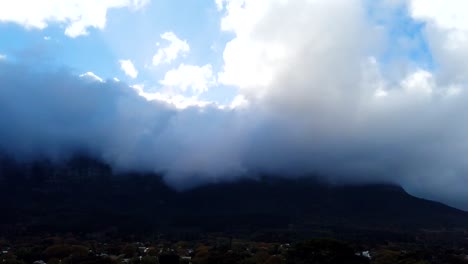 Un-Lapso-De-Movimiento-Panorámico-Hasta-Un-Cielo-Que-Se-Desvanece-Con-Las-Nubes