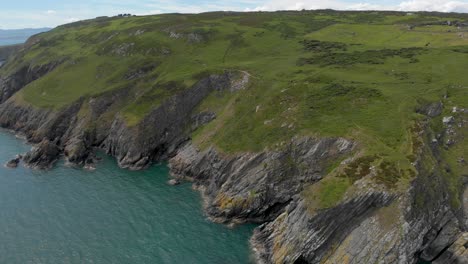 Vista-De-Arriba-Hacia-Abajo-Para-Mostrar-Hermosas-Montañas-Irlandesas-Verdes-En-Un-Acantilado-Y-Cielo-Azul