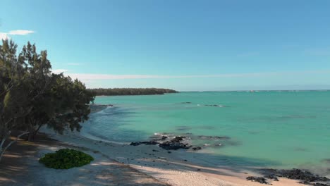 Isla-Ile-Aux-Cerf-Con-Playa-De-Aguas-Cristalinas