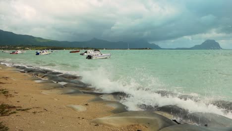 Mauritius-Beach-Wellen,-Die-Bei-Schlechtem-Wetter-Krachen