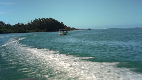 Fahrt-Mit-Dem-Schnellboot-In-Zeitlupe-Auf-Mauritius