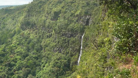 Le-Chamarel-waterfall-in-the-forest