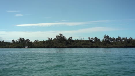 Océano-Azul-Profundo-Cerca-De-La-Isla-De-Ile-Aux-Cerfs
