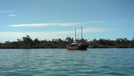 Barco-Pirata-En-El-Océano-Azul-Profundo-Cerca-De-Mauricio