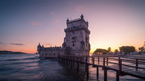 Turm-Von-Belem-Im-Zeitraffer-Bei-Sonnenuntergang,-Lissabon,-Portugal