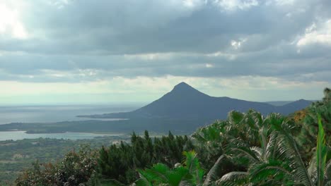 Mauritius-Berg-Und-Blick-Auf-Das-Meer